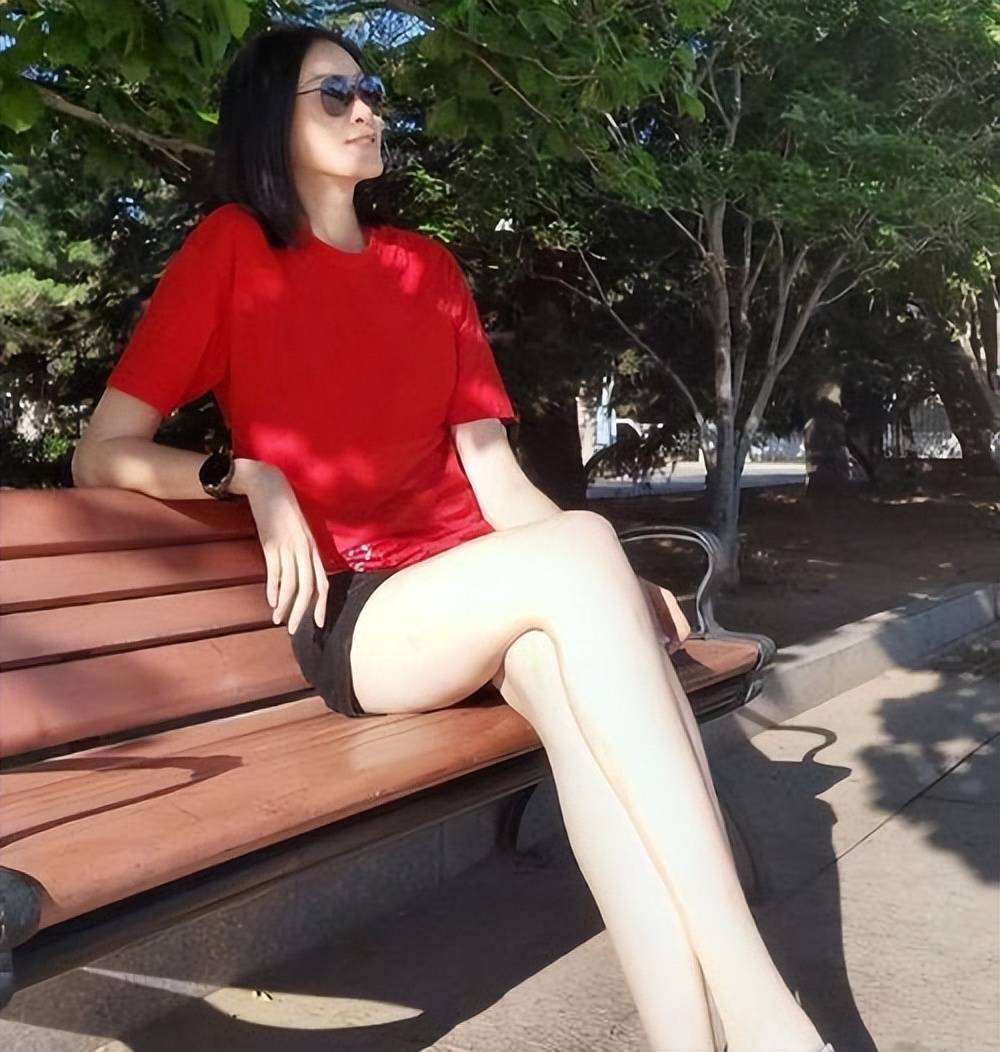 41岁奥运冠军赵蕊蕊,排球女神,肤白貌美大长腿心态好:不怕老去