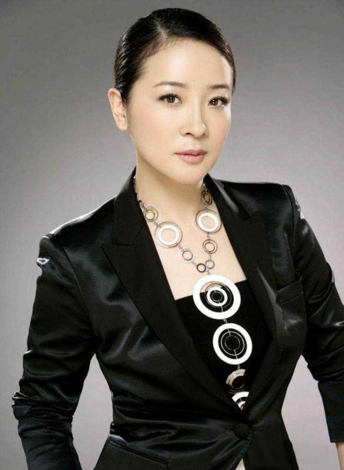 陈小艺晚节不保!同学江珊怒揭真面目,丈夫为何明知仍不分手?