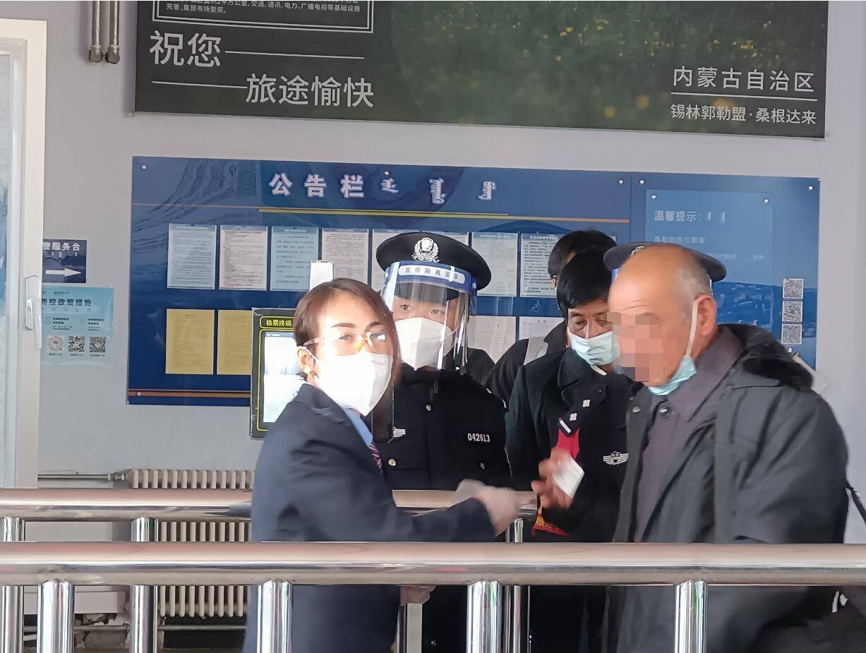 桑根达来车站公安派出所民警王栋栋,黄榆霖在执勤过程中,遇到12名从