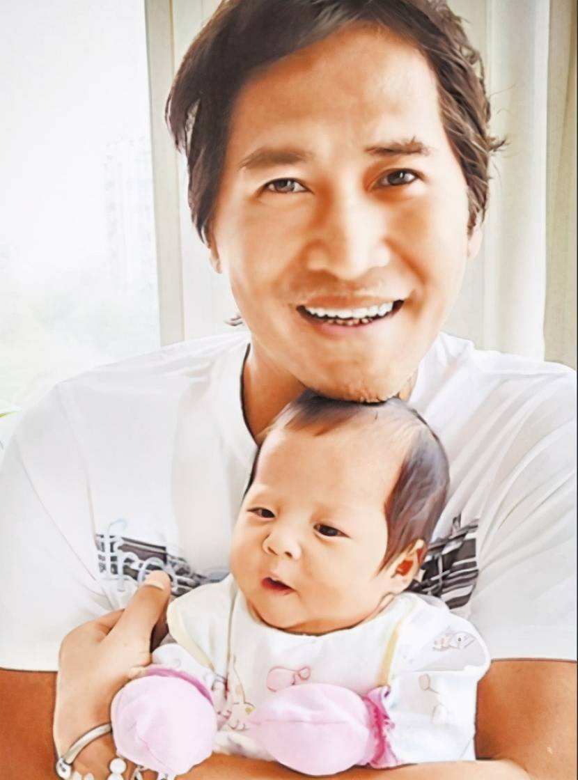 王祖贤前男友齐秦娶小24岁富婆,结婚十年如初,娇妻近照颜值高_齐琴