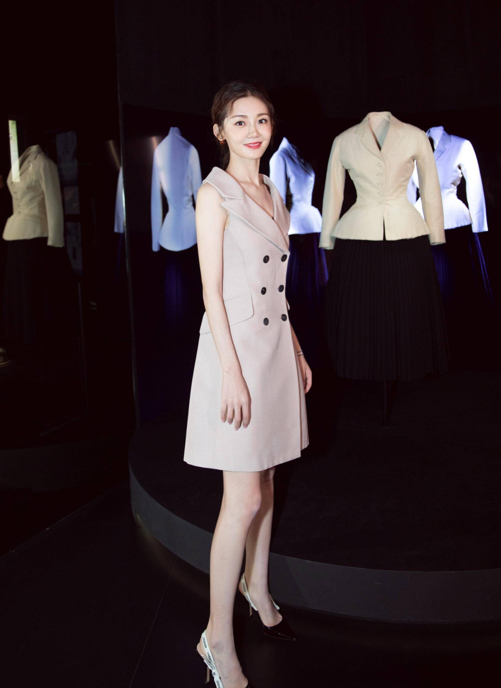 原来苗苗素颜出门这么美!