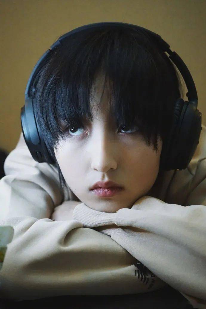 拥有少年感的女孩太绝!张子枫穿搭可以照搬了!_衬衫_球鞋_帽子