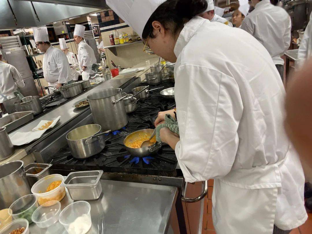 他翻着《米其林指南》找工作,20 岁在纽约做上预备副厨_水男_餐厅