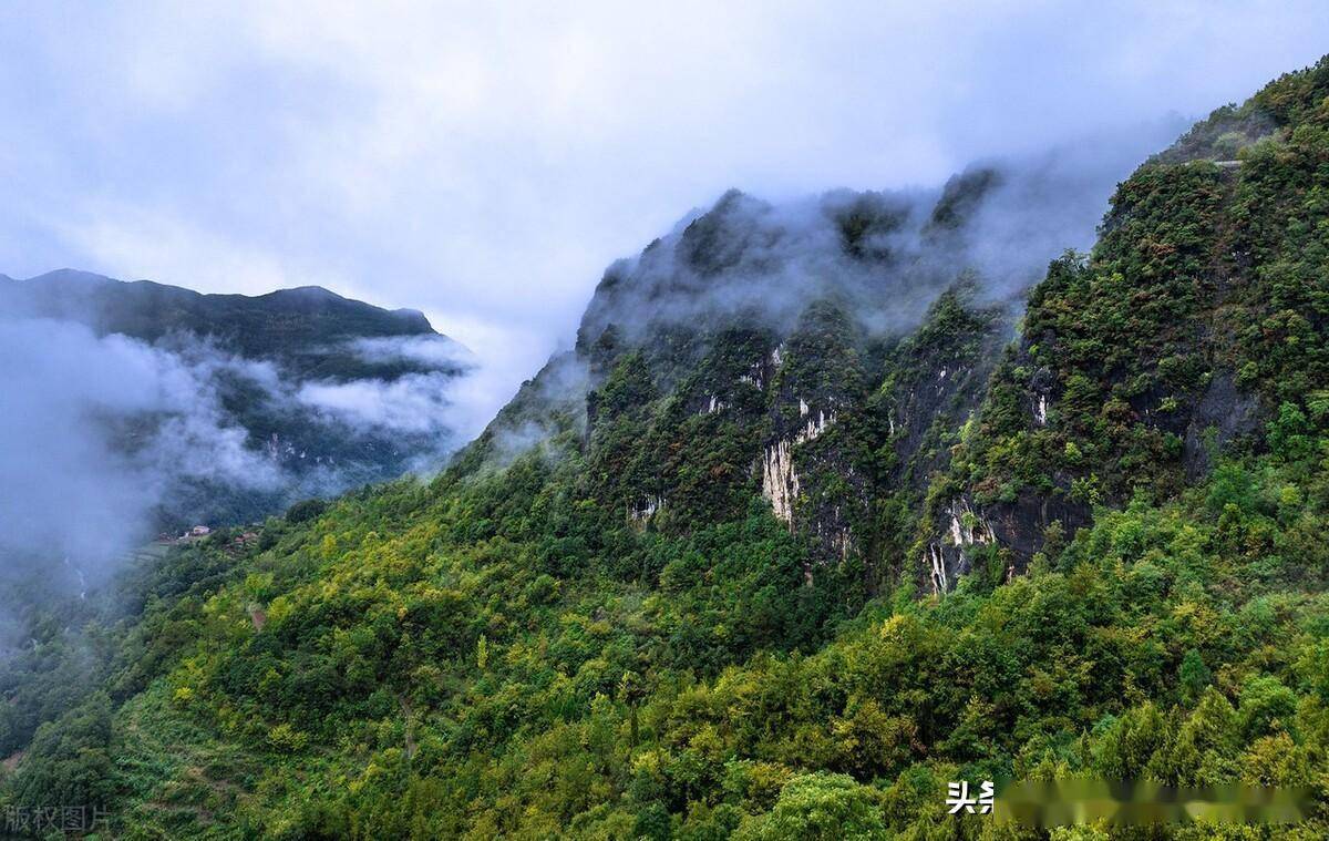 2022年10月6日,雨后的湖北省襄阳市保康县马良镇峡峪河村,秀丽村庄