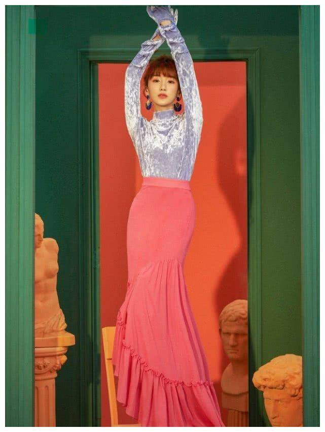 她在《微微一笑》里演二喜,今穿"无痕液体裙"超a,气场1米8_身材_裙子