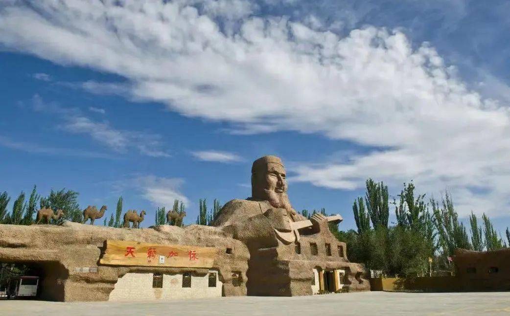 天籁加依景区景区中心展区为东,西两大部分,包括"龟兹遗韵""民族歌舞"