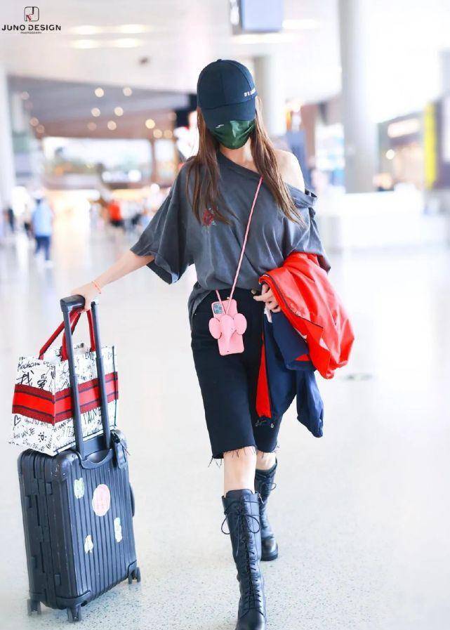 angelababy现身机场,穿宽松露肩t恤配马丁靴,素颜也很美_少女_上衣