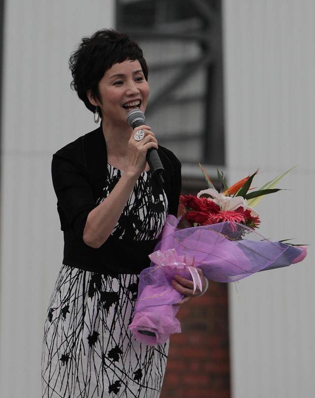 30年电视生涯,二婚带子出嫁,电视主播徐俐:"事业爱情我都要"_张天蔚