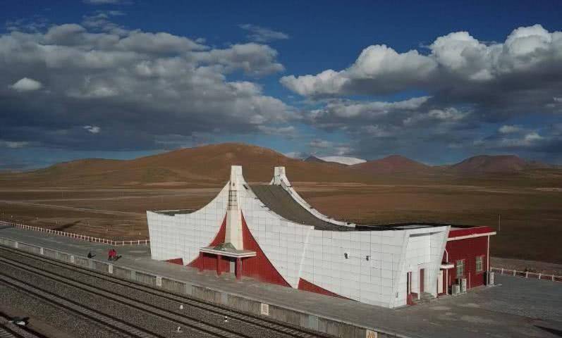 在唐古拉山脉有一座世界上海拔最高的铁路车站,叫做唐古拉站,是青藏