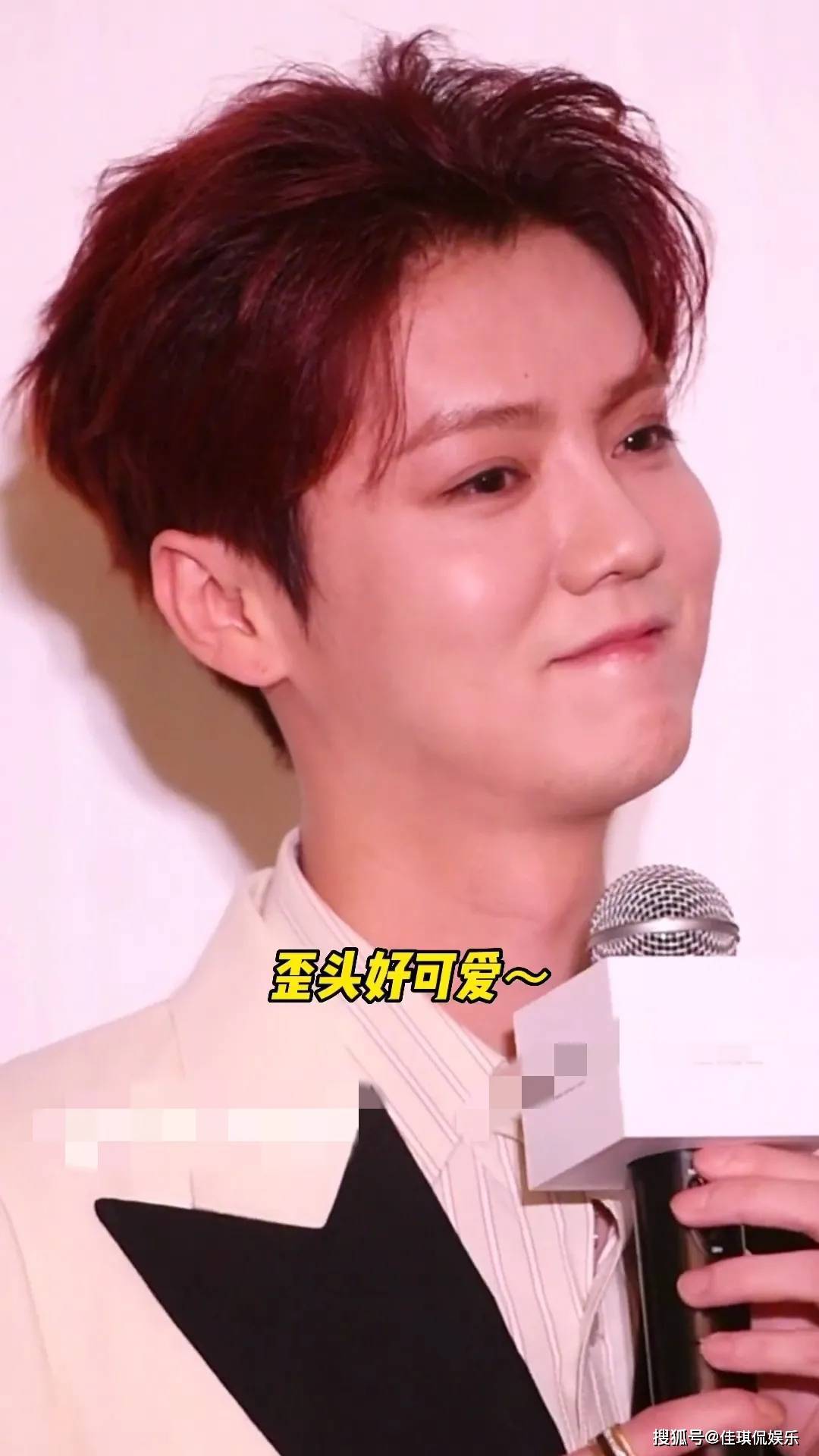 这也可能只是角度的问题,按理说,鹿晗也才仅仅32岁,还没到发福的年龄