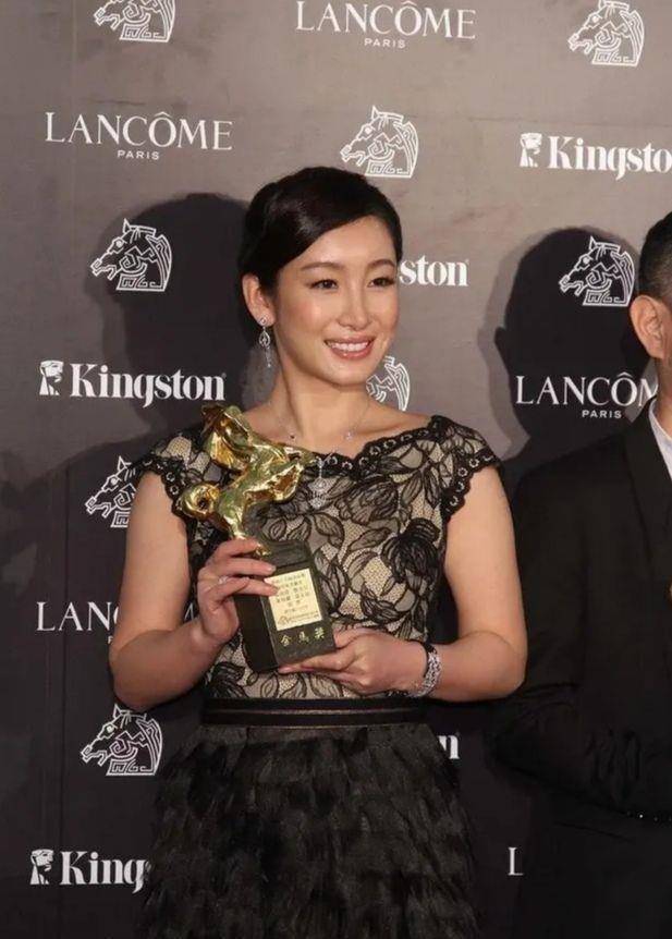 秦海璐还不到50岁啊,身材走样发福好明显,胖的像个肉墩墩!