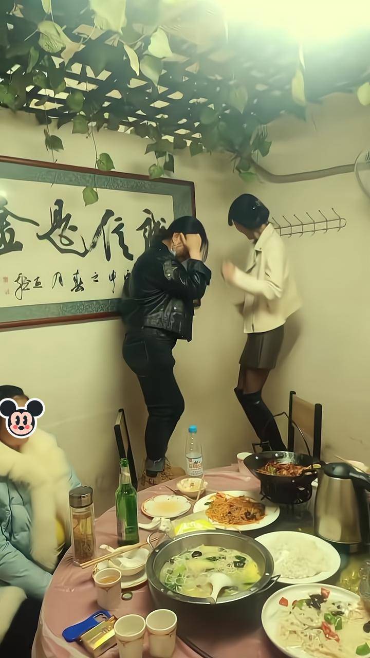 女子参加同学聚会,喝醉后和闺蜜站椅子上跳舞:感觉回到大学时期_其他