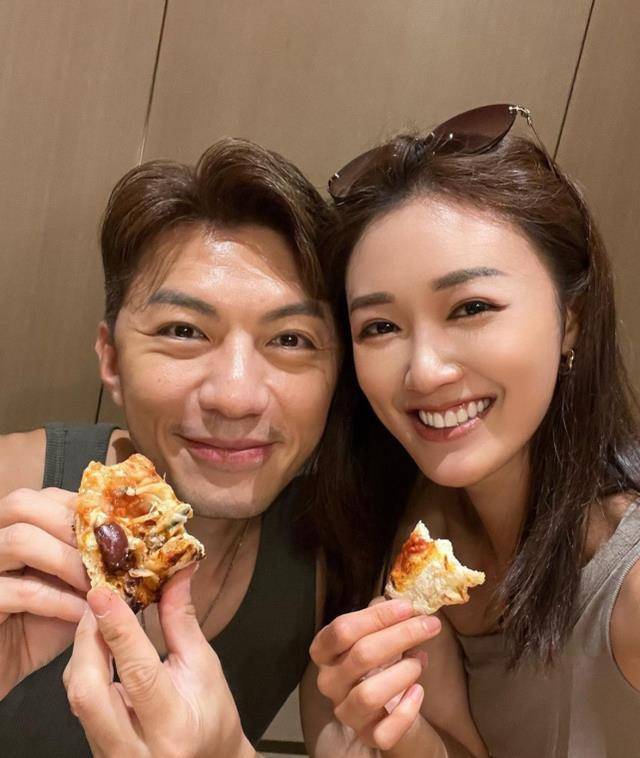 张宝儿生日与老公袁伟豪单独庆祝夫妻俩相拥看烟花享受浪漫_蛋糕_太太