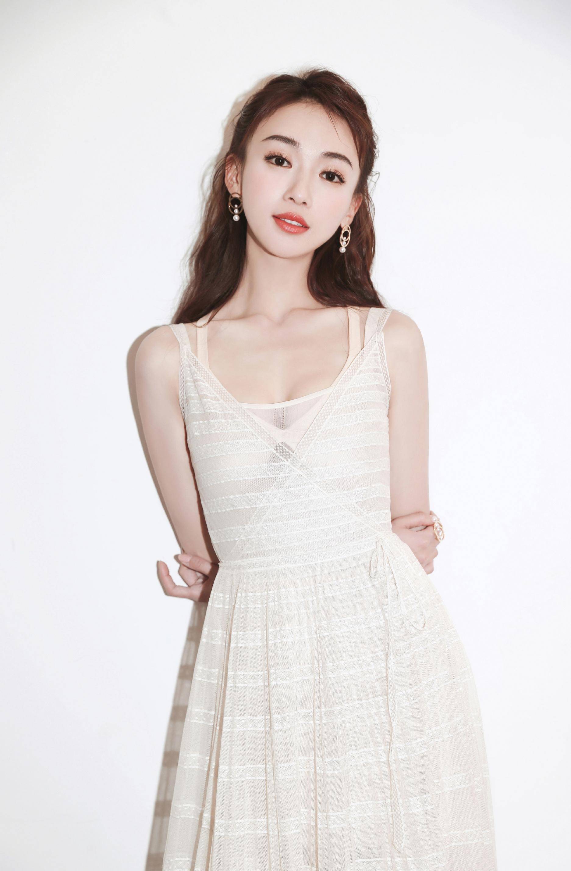 吴谨言虽然骨架小,但穿背心裙却尽显身材优势,又纯又欲惹人爱!