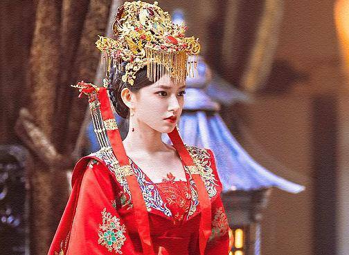 有中式和西式的,接下来就看下女明星穿上中式的古装嫁衣后的样子,到底