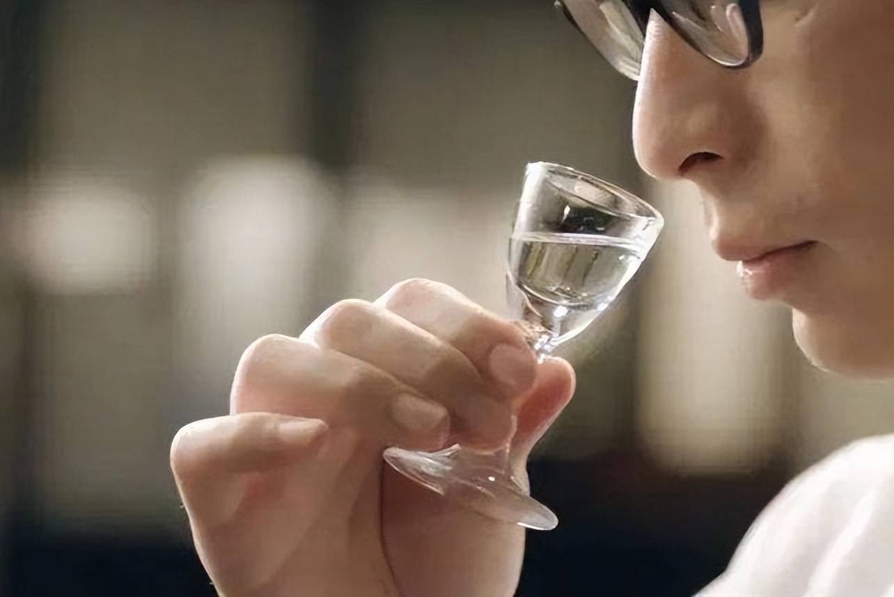 【好酱酒,闻着厚】把一杯酱酒,拿到距离鼻子3-5厘米处,初嗅时酱香突出