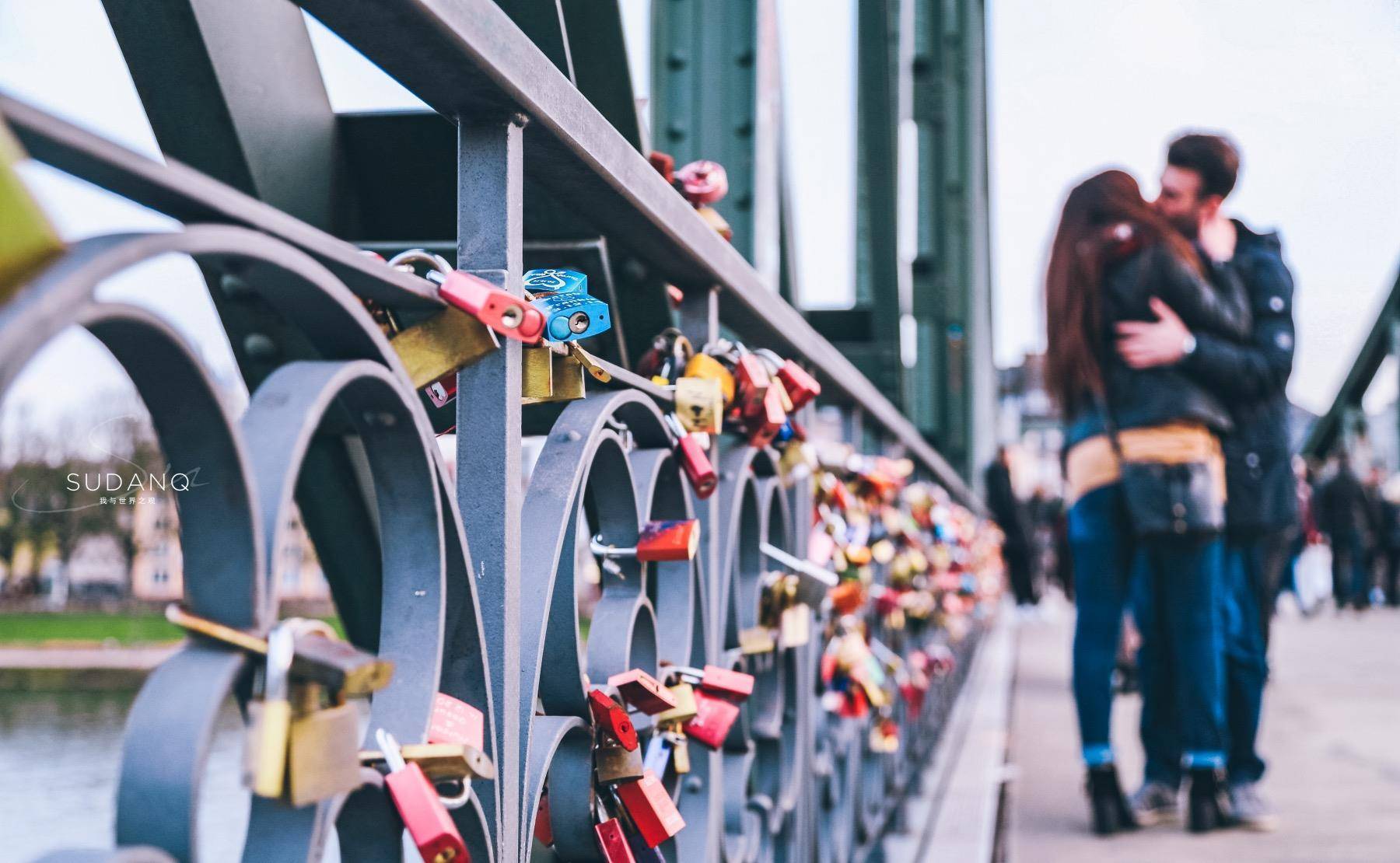 它是欧洲第一座吊桥，德国最浪漫的铁桥之一，时常有人在此亲吻