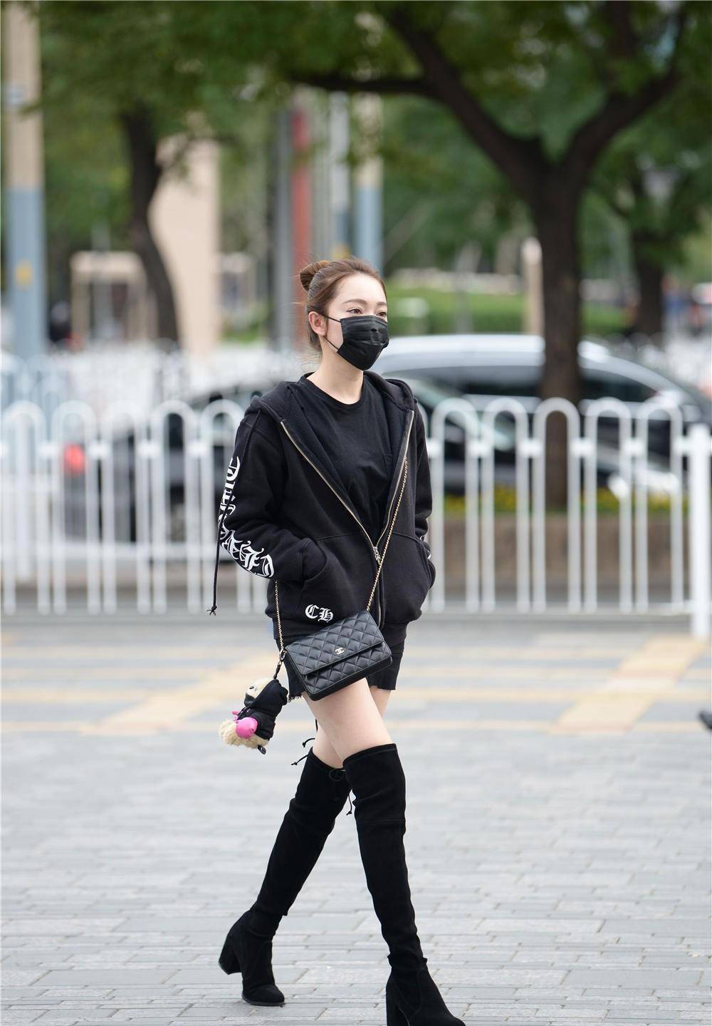 黑色为过膝长靴,5厘米的粗跟设计,搭配黑色卫衣_效果_美女_时尚