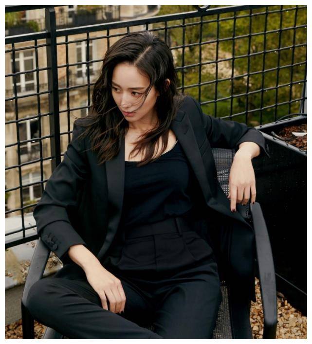 张钧甯拍大片,2个坐姿亮了,不就是"男朋友"不在身边的样子?