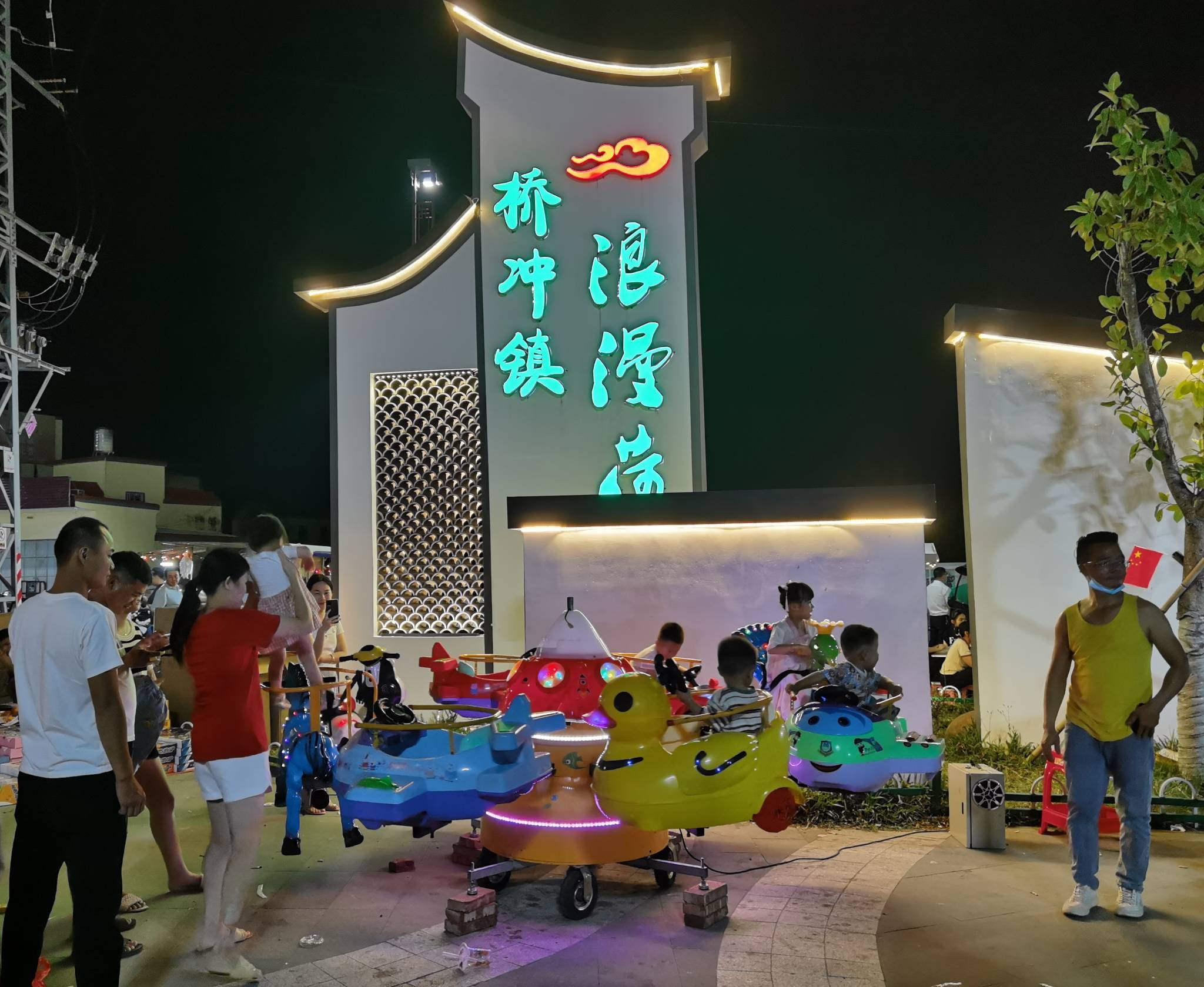 桥头乡村夜市位于博碣路和沿河公路交界处,处于陆丰市桥冲镇中心地带