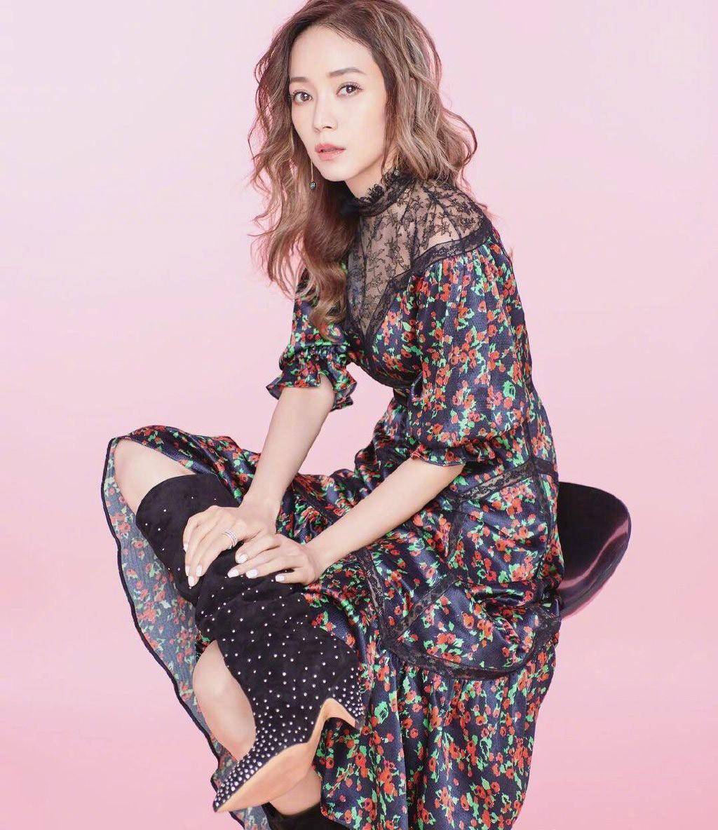 大美女侯佩岑的逆龄时尚穿搭,展现知性优雅魅力_气质_连衣裙_黑色