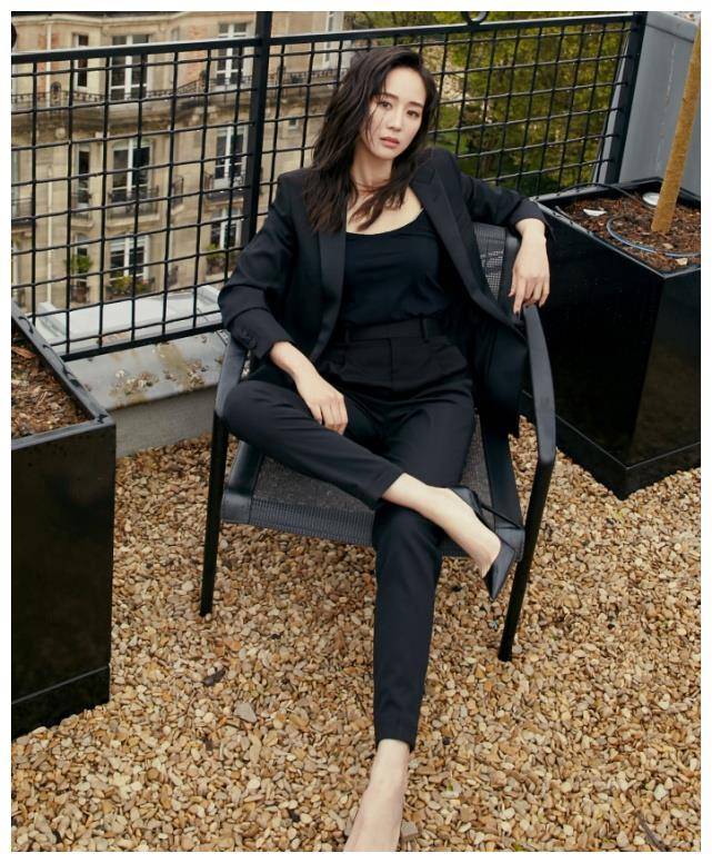 张钧甯拍大片,2个坐姿亮了,不就是"男朋友"不在身边的样子?