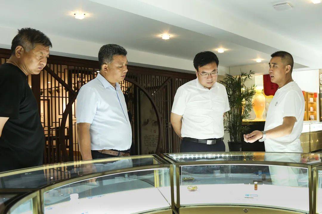 保定安国市副市长王乐一行到访迈巴克集团及旗下药业公司考察调研