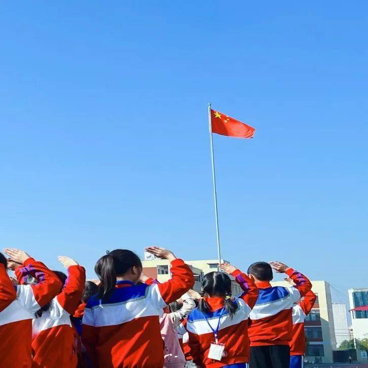 “喜迎二十大，争做好队员”——瑞昌市四小开展队建日主题系列活动_国旗_少先队员_队礼