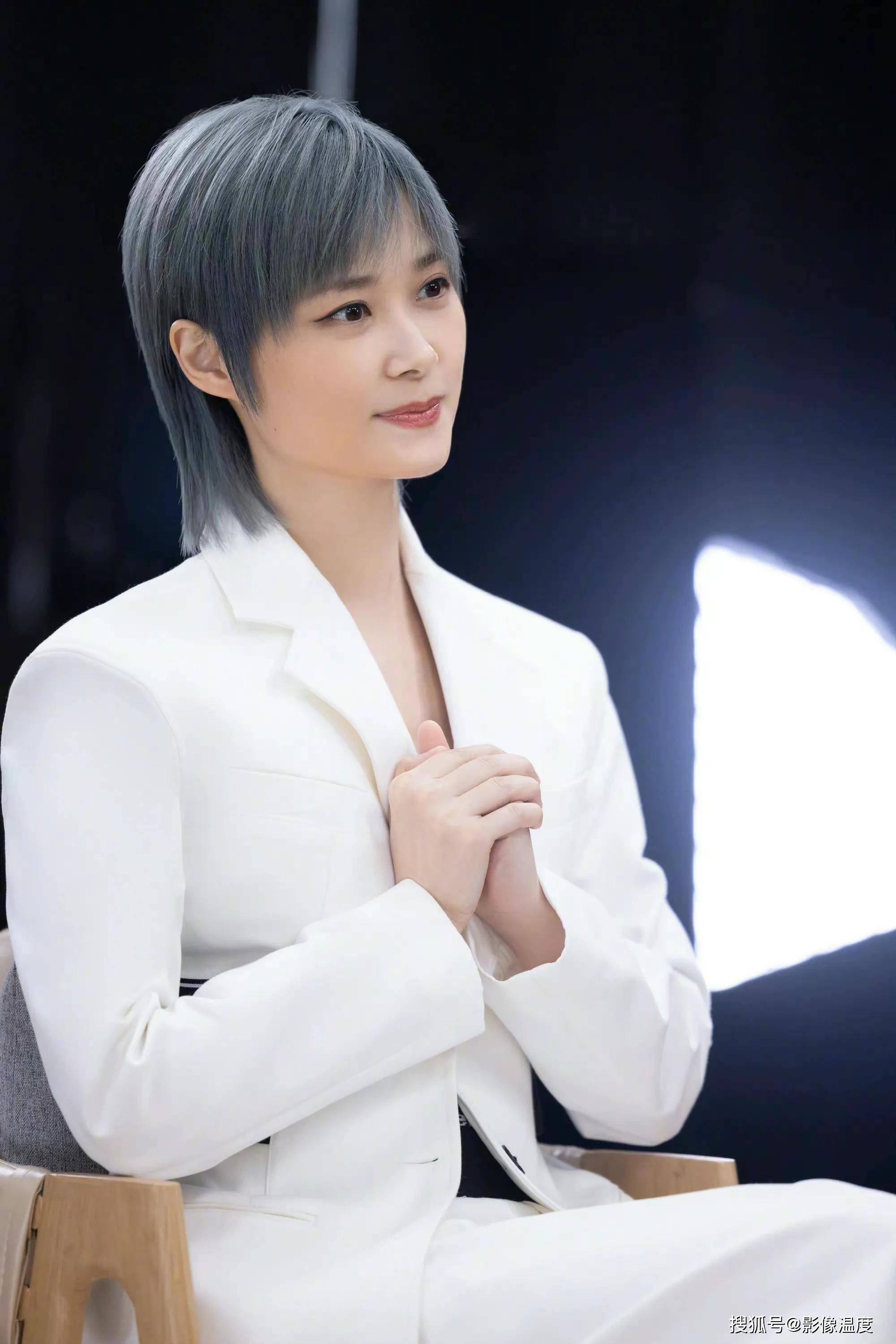 李玉刚坐轮椅出场引发强烈争议!