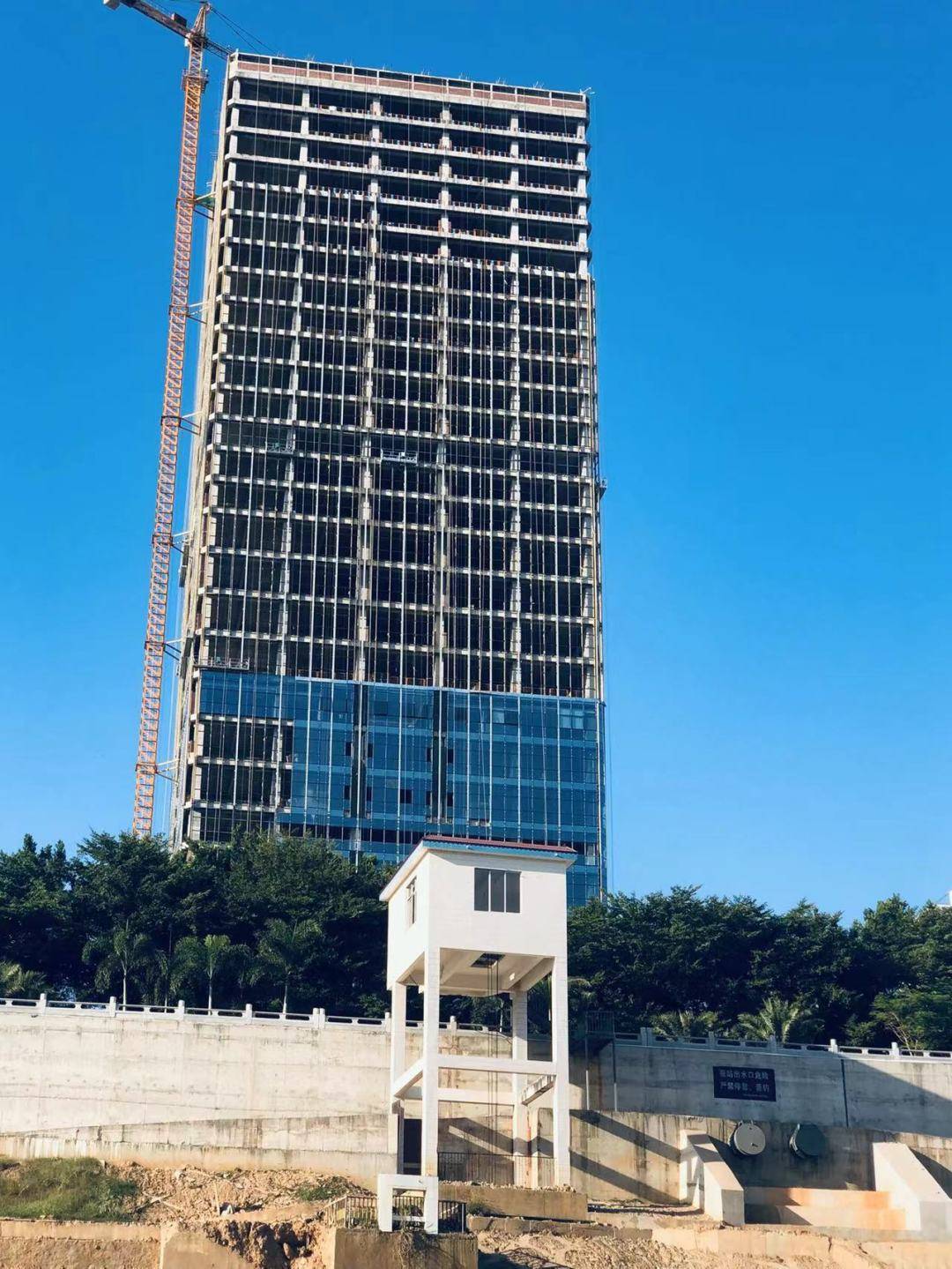 梧州河堤挖掘机正在工作灰尘满天飞