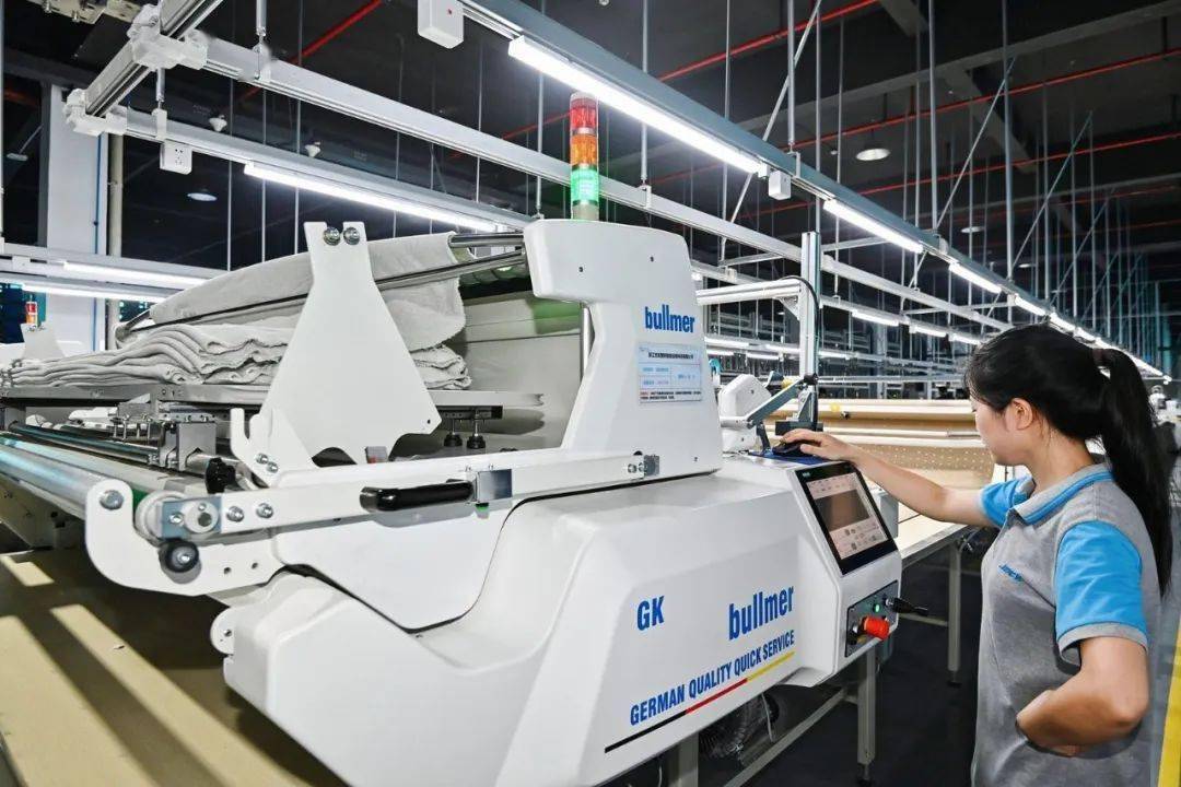 【智造】面料"听指令",裁片"不沾地",服装智造神了!_生产_杰克_智能