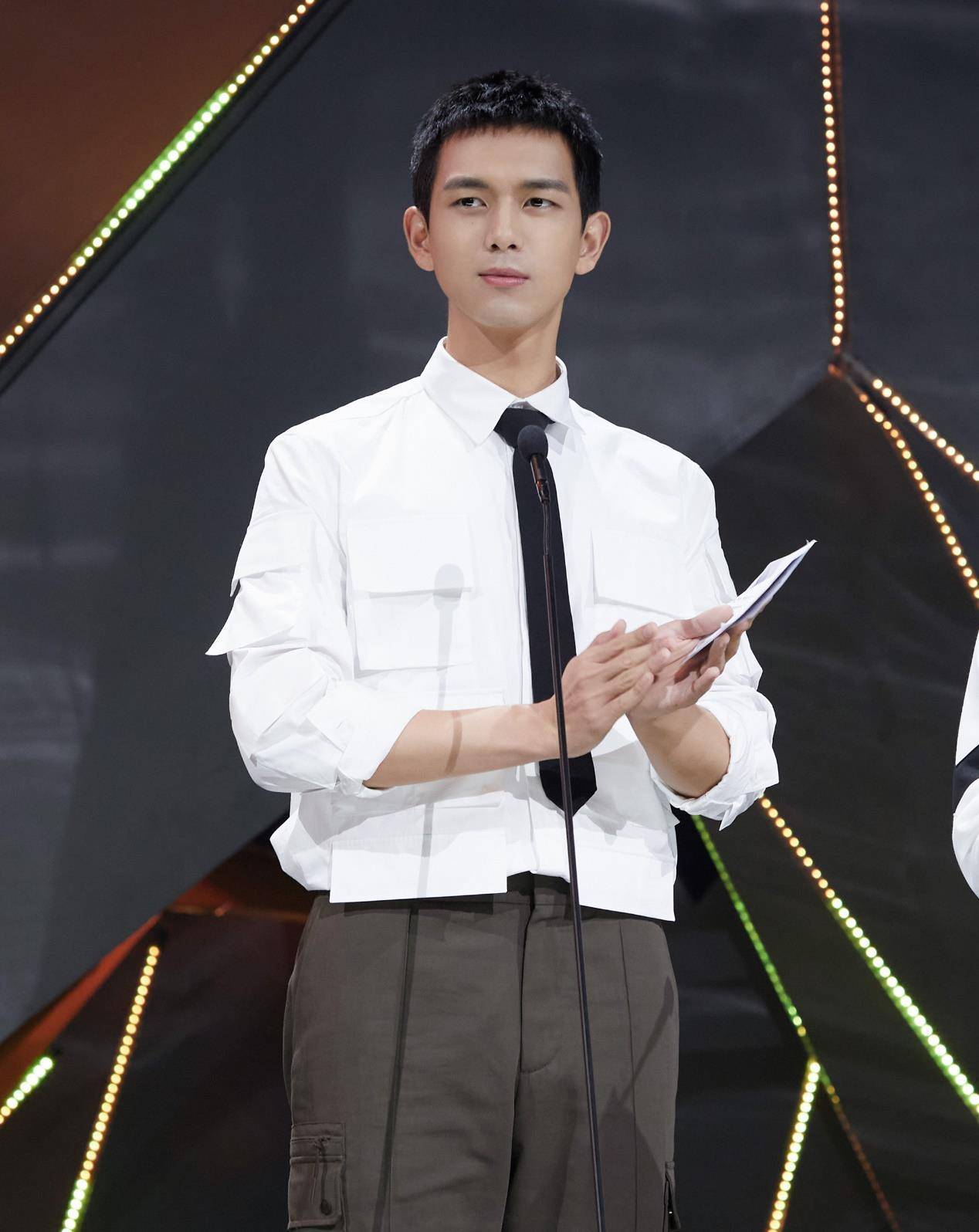 反而让一整身的风格更加有了工装的休闲范,加上李现减的平头造型和瘦