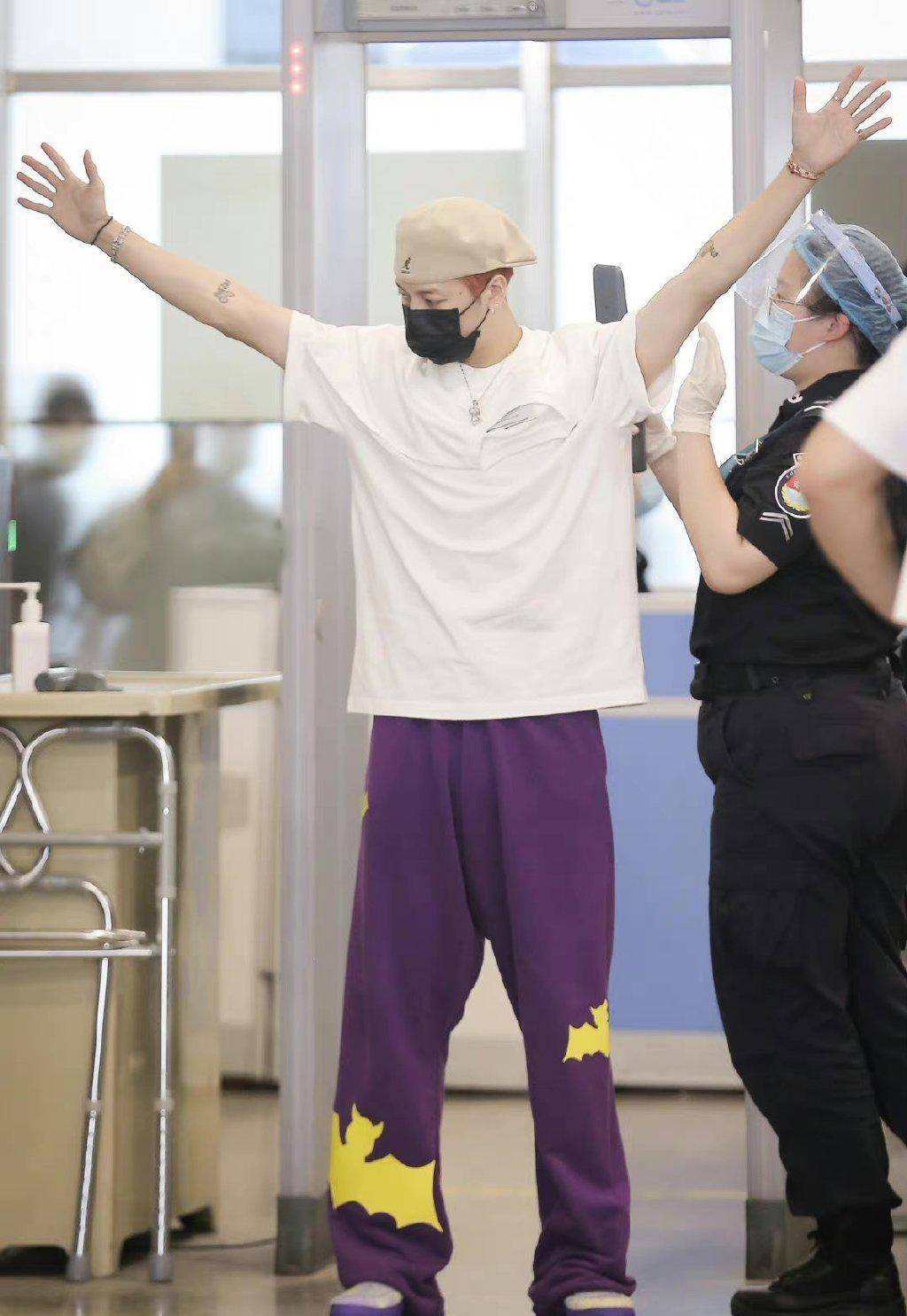 王嘉尔打扮得太潮了!