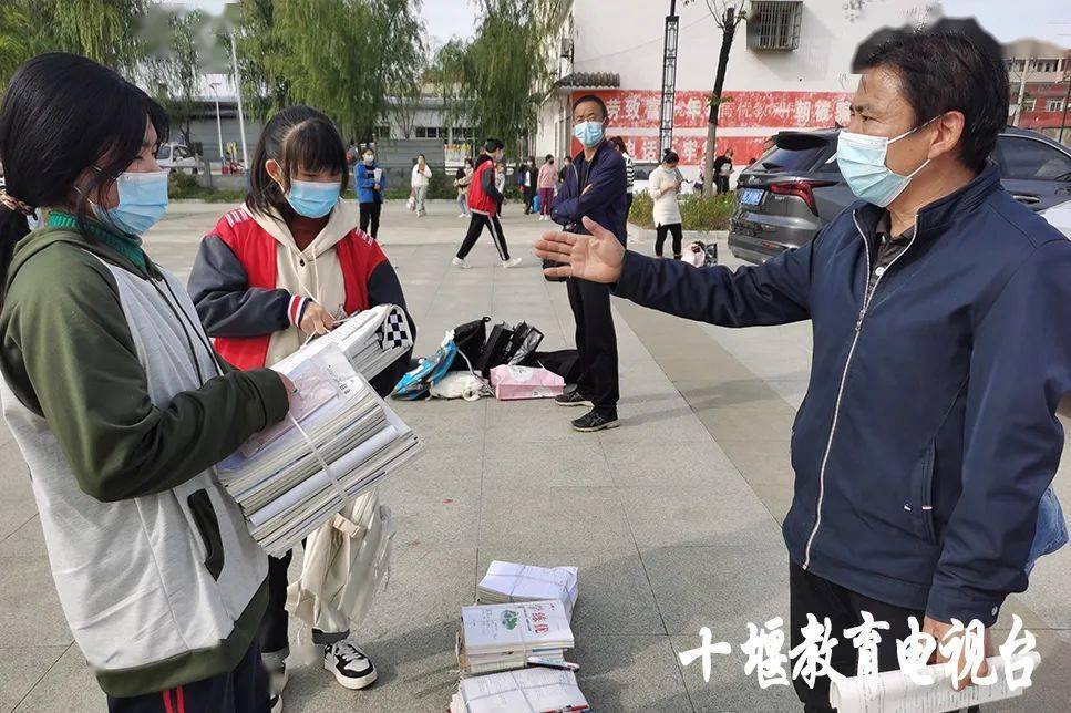 郧阳区教师王明虎,火了!_教学质量_教育电视台_课本