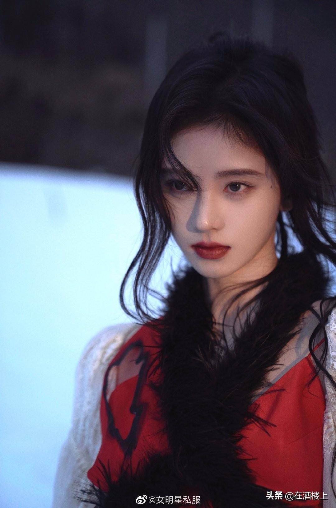 鞠婧祎堕落大片|雪地配红裙,时尚配玫瑰,太撩人_小鞠_红色_照片