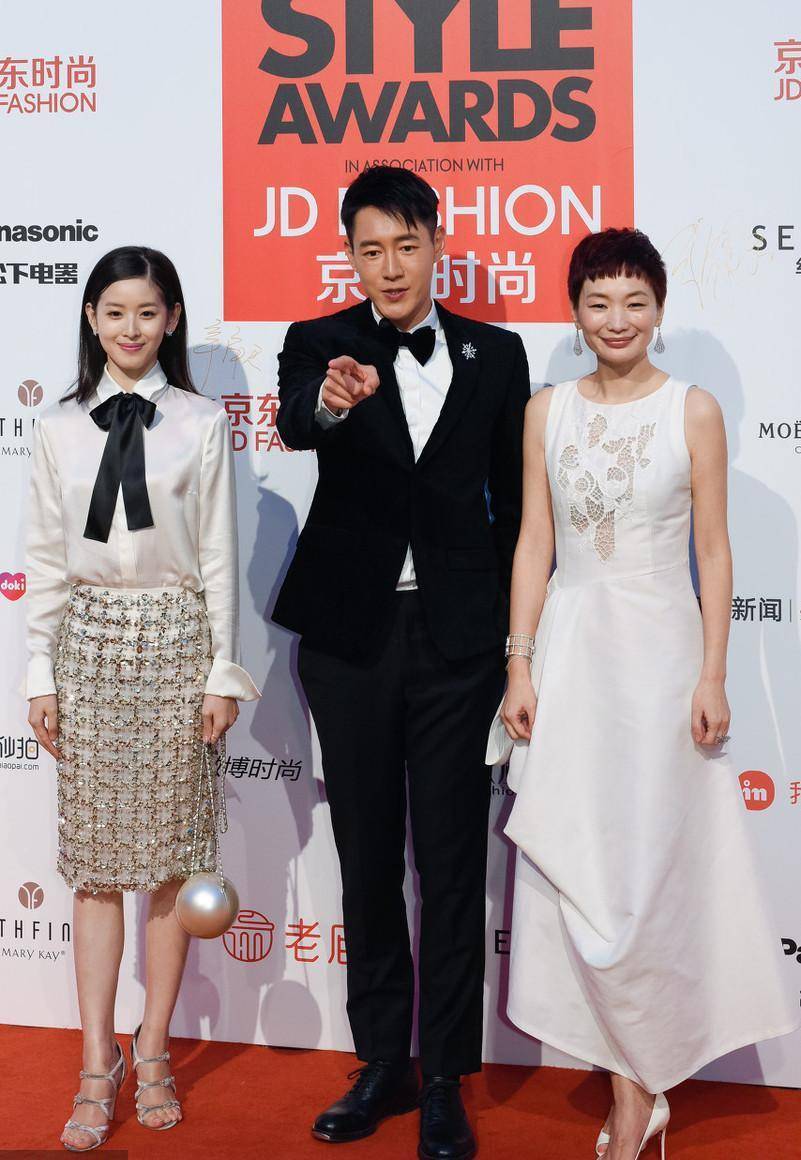 徒手把杠铃举到身材上,身材精瘦得身材都快没了_刘强东_妹妹_奶茶