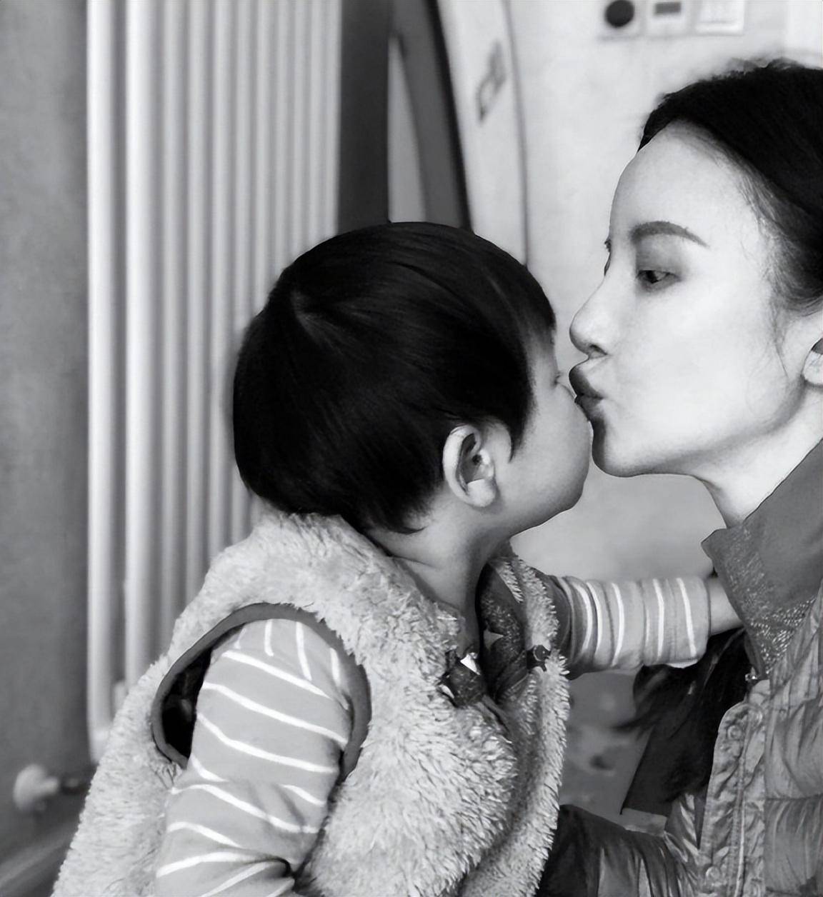 张萌大方曝光女儿正脸,4岁小小萌清瘦高挑,眉眼像极爸爸吕超_威震天