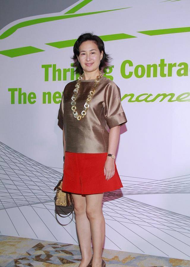 何超琼太时髦,罕穿小短裙红金配太华丽,脖颈挂串"金钱"好浮夸