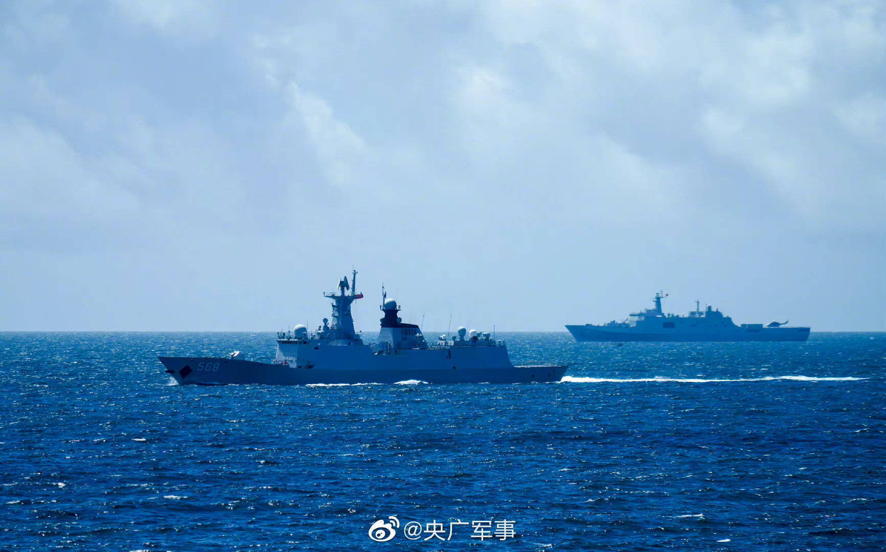 近日,南部战区海军某驱逐舰支队数艘战舰组成编队,赴南海某海域组织