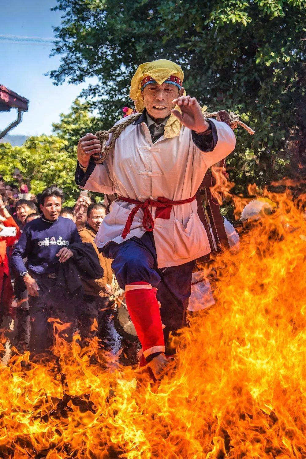 踩死小人赤脚图片