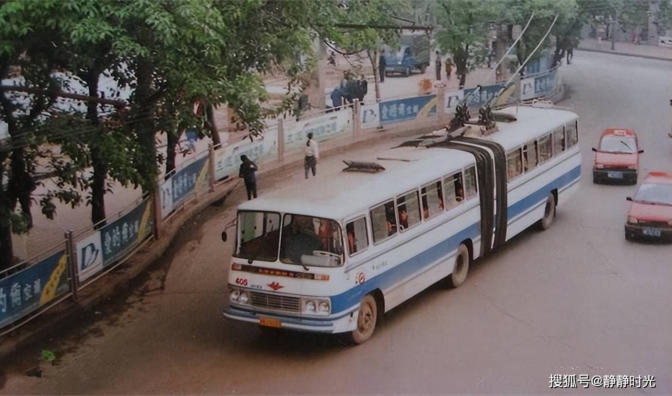 90年代重庆老照片:打锣巷,棒棒,棉花街,405路,人行天桥_老街_电车