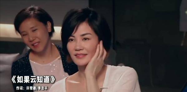 郭晶晶现身采访穿基础款长袖,大脸盘越来越像董明珠_款式_气质_衣服
