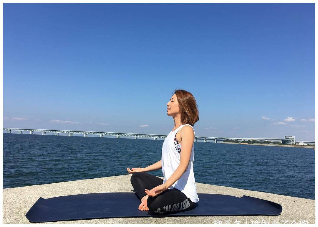 姚晨霸气亮相,高腰裤搭配腰封穿出两米既视感,感觉胸以下全是腿_身材