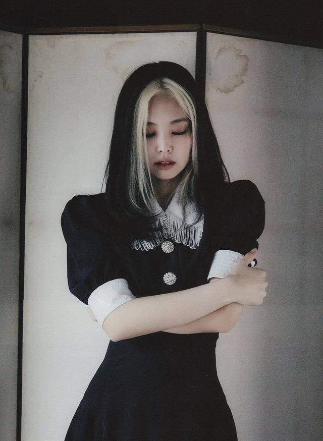 接下来轮到jennie,首先就是一套香奶奶的黑白连衣裙,复古的法式泡泡袖
