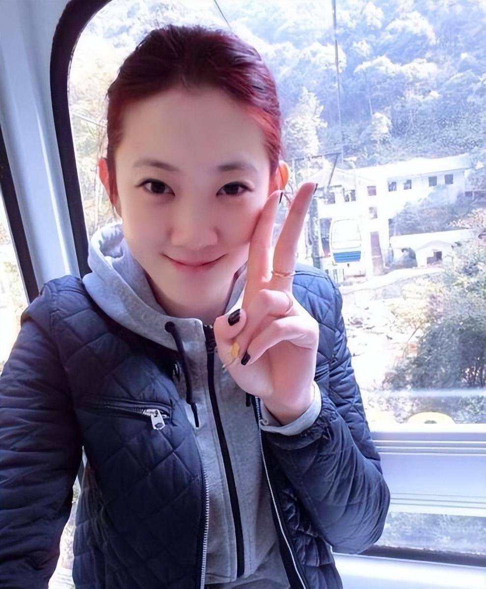 薛明薛明与王一梅(右)近照薛明由于个子太高,再婚成了难题.