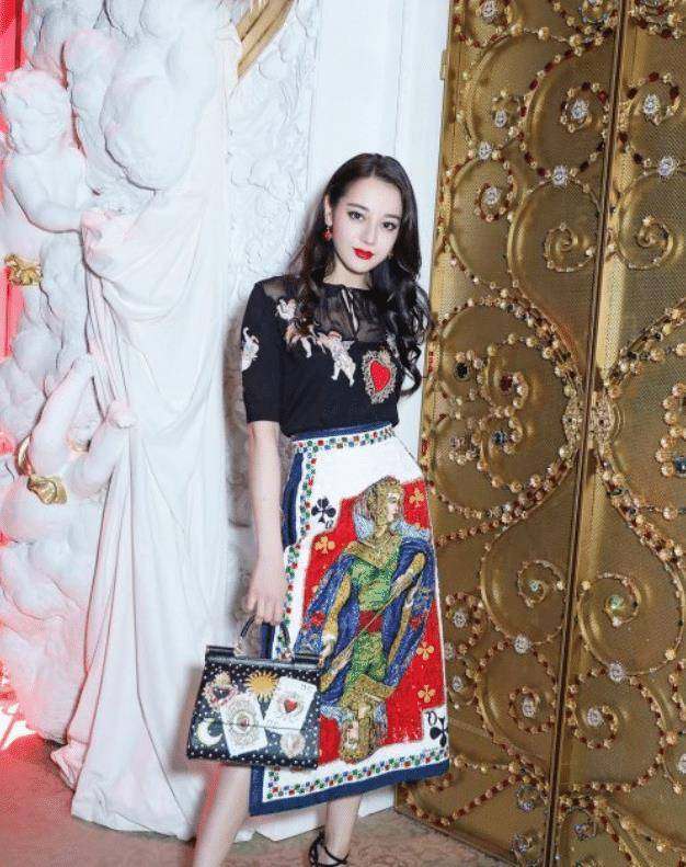 "扑克牌"的连衣裙,迪丽热巴重回颜值巅峰,网友:爱了!