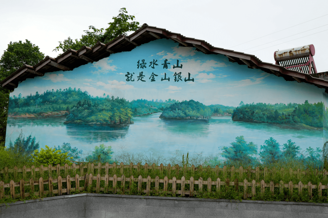 生动形象的墙绘使一面面普通的农村墙壁变成了会说话的"宣传员",在潜