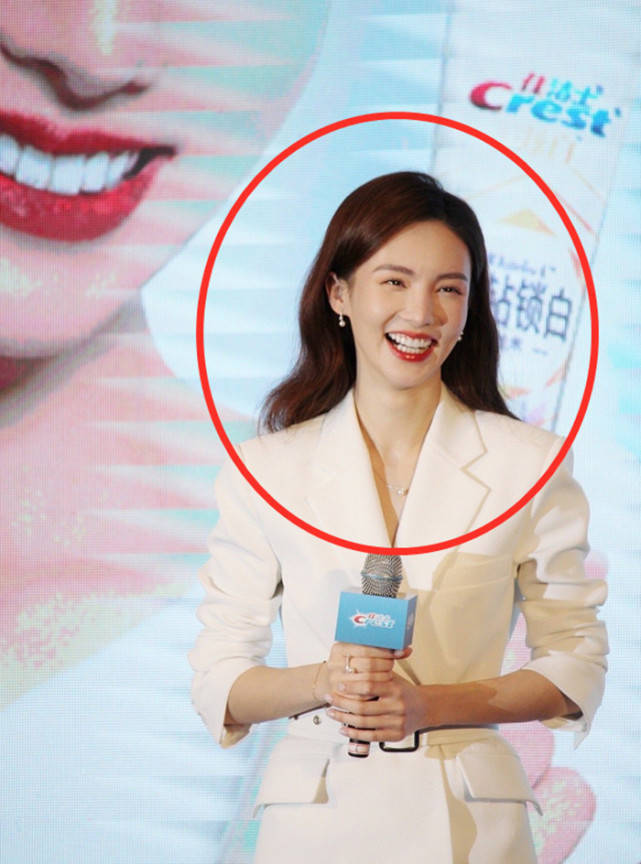 看来品牌方找金晨来撑场面,是真的找对人了啊,她的牙齿白到发光,笑