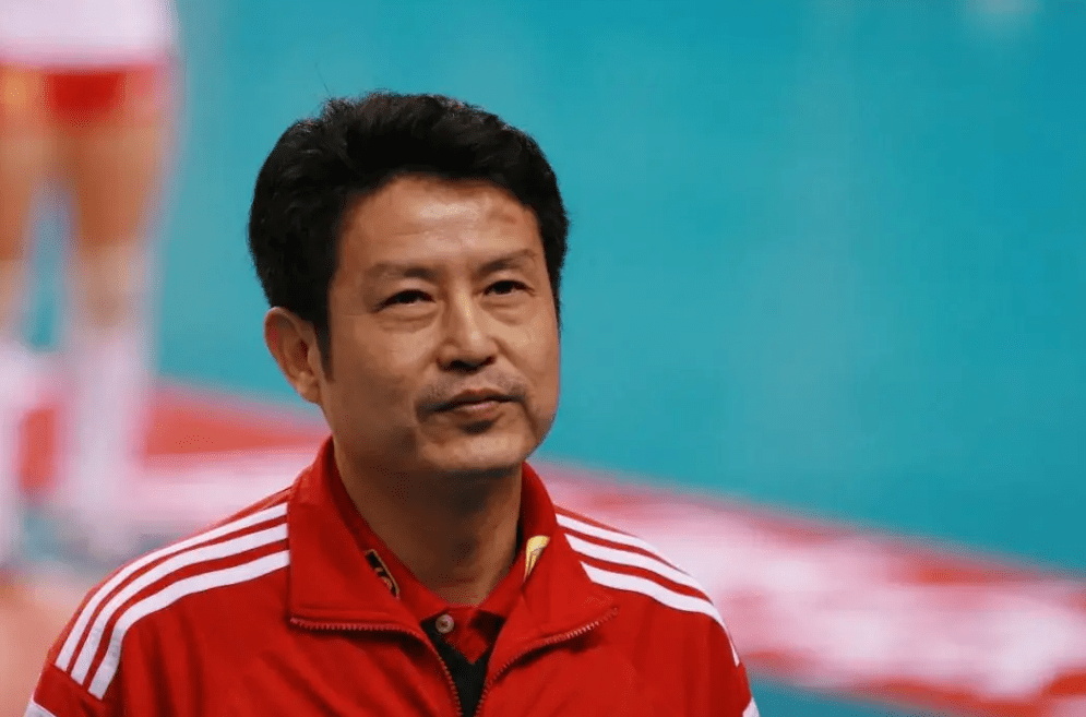 1957年出生的陈忠和,曾经也是一名排球运动员,19岁便入选福建男排.