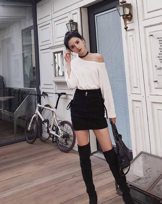 张予曦华丽现身活动,连何炅都蹲下给她整理裙摆了,瞬间尴尬了_时尚